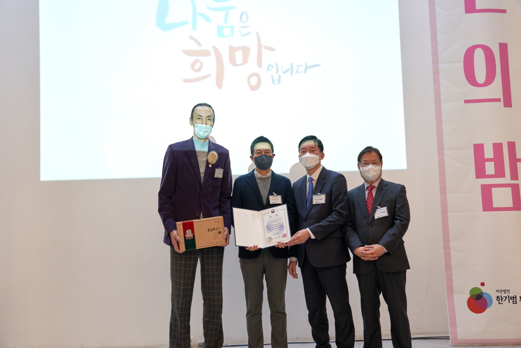 <strong style='font-weight:bold;'>세인트클리닉이 보건복지부 장관상을 수..</strong>